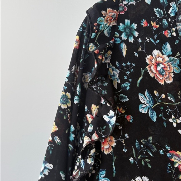 GORGEOUS! Black floral blouse with ruffle details and 3/4 length sleeves - Picture 9 of 12